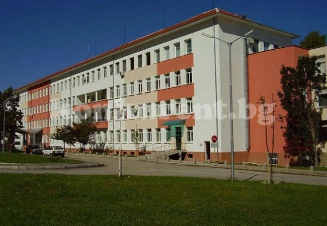Зарадваха с пари преди Великден персонала на болница