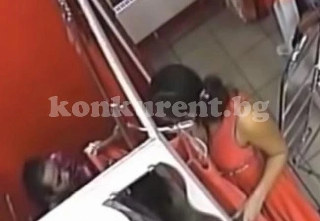 Побеснял мъж линчува крадлива ромка в столичен мол