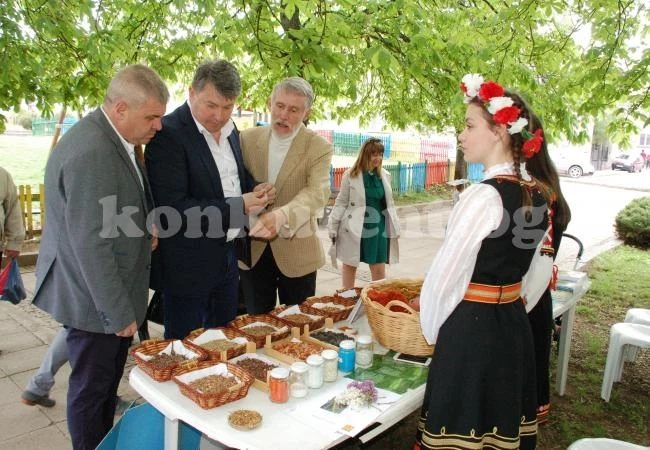В Чипровци показаха килим на 200 години