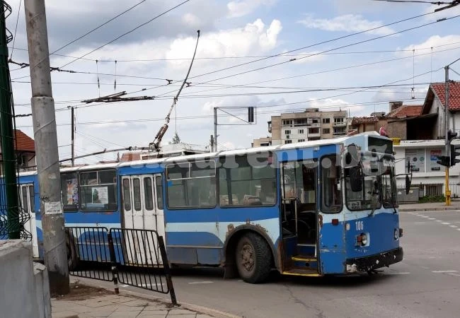 Тролей аварира, запуши трафика на възлов булевард СНИМКИ