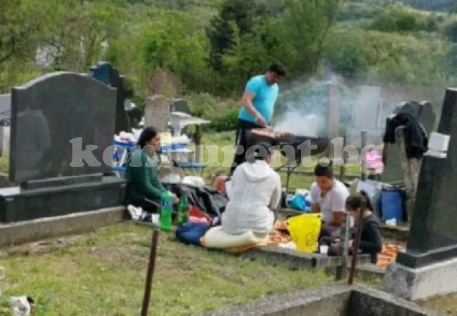 Сръбско семейство си запали скара на средата на гробище за Великден