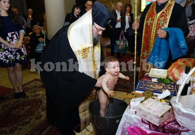 Адвокат кръсти внучката си, митрополит Григорий я въведе във вярата СНИМКИ