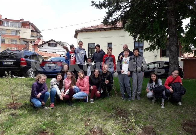 Ученици отгледаха и засадиха собствени дървета