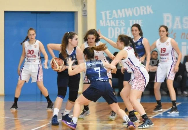 Монтана почна със загуба във финалите при U19