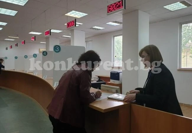 Полицаи, военни, учители и инвалиди печелят при пенсиониране без 3-те “златни години” (Обзор)