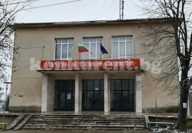 Самодейци представят комедията „Свекърва“