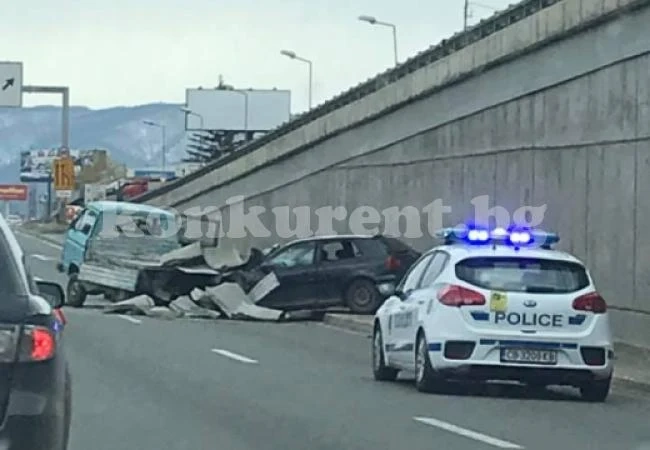 Двама пострадаха при тежка катастрофа
