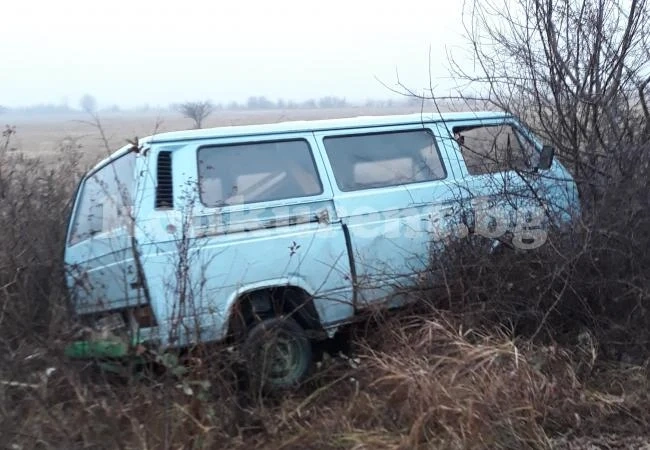 Бус се обърна в канавката, закараха 7 към болницата във Видин