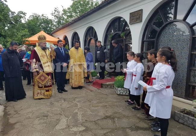 Врачанският митрополит Григорий отслужи празнична литургия на Гергьовден в Оряхово СНИМКИ