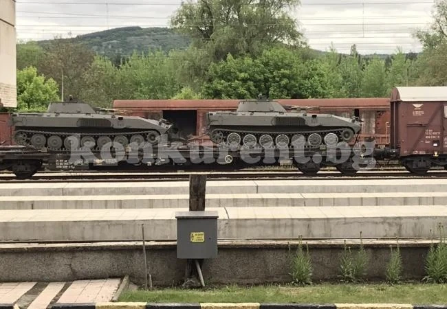 Ешелони с военна техника на жп гарата в Мездра СНИМКИ