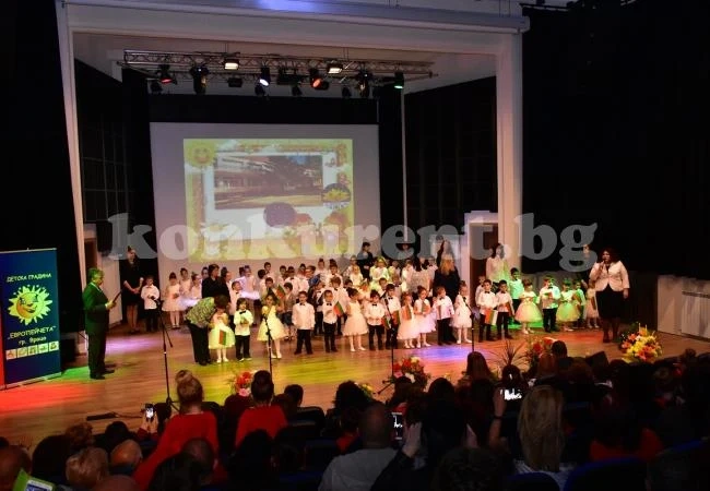 ДГ „Европейчета“ отбеляза патронния си празник с концерт-спектакъл