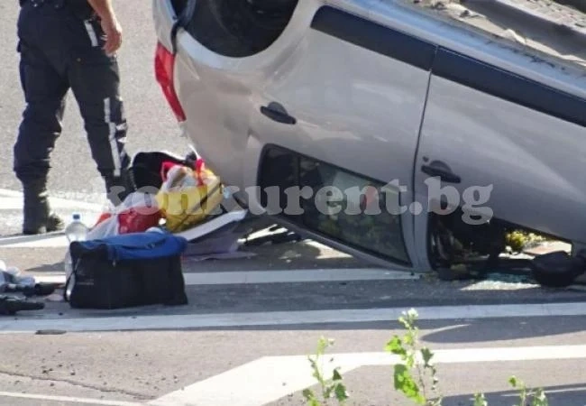 Шофьорка обърна кола на оживено кръстовище във Враца