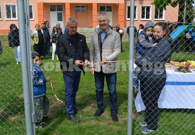Децата от село Вирове имат нова футболна площадка