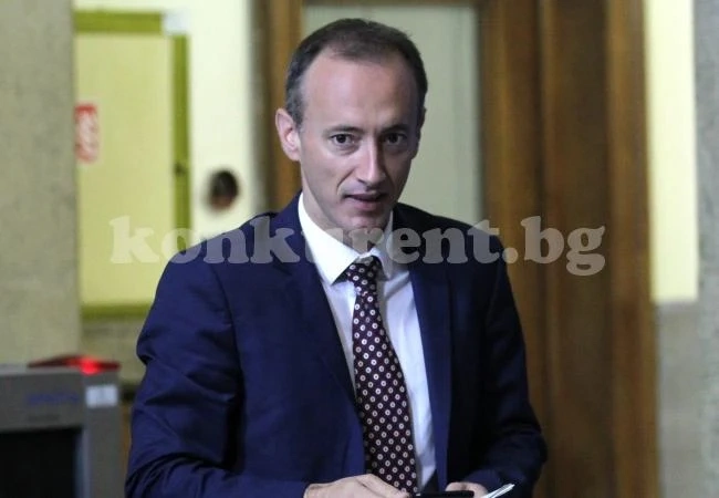 МОН: учебната програма по история да не се използва за политически цели