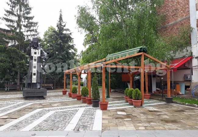 След публикация на „Конкурент“, развалят навеса край паметника на Софроний Врачански