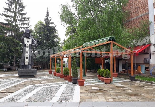 След публикация на „Конкурент“, развалят навеса край паметника на Софроний Врачански