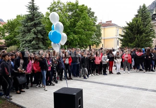 Изпратиха ефектно абитуриентите на СУ „Козма Тричков“ СНИМКИ