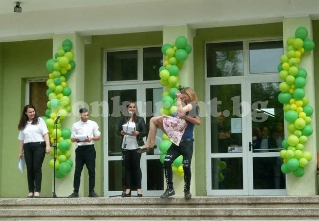 В Борован изпратиха абитуриентите от випуск 2019