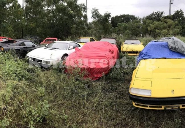 Изхвърлиха в полето колекция от коли Ferrari (СНИМКИ)