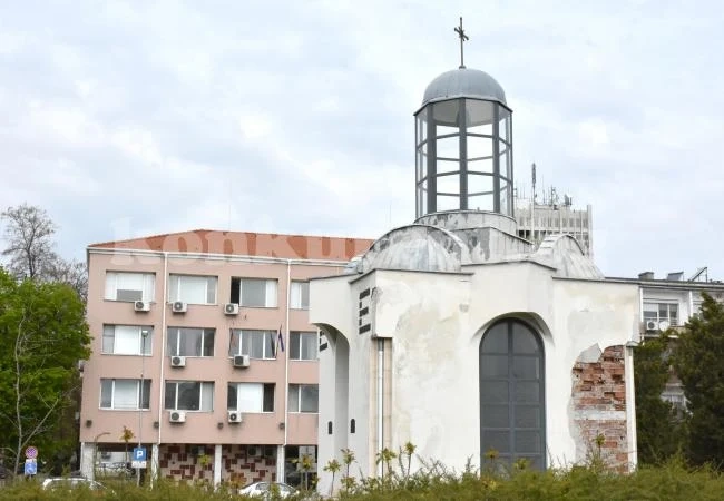 Паметникът на жертвите на комунизма във Видин, изграден с дарителски средства, се разпада