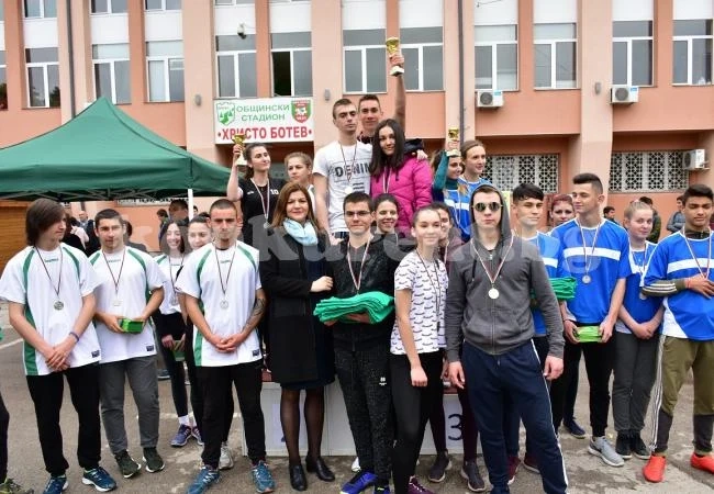 Заместник-кмет награди победителите в лекоатлетическа щафета