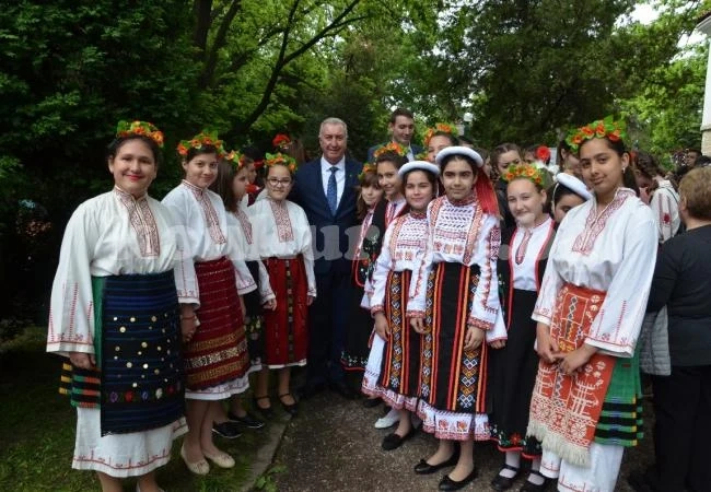 Проведе се първият училищен фестивал на талантите „Цветове и усмивки“