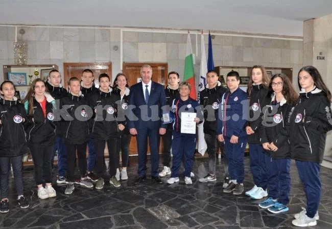 Плакет и грамота за спортен клуб Бъдин ММА