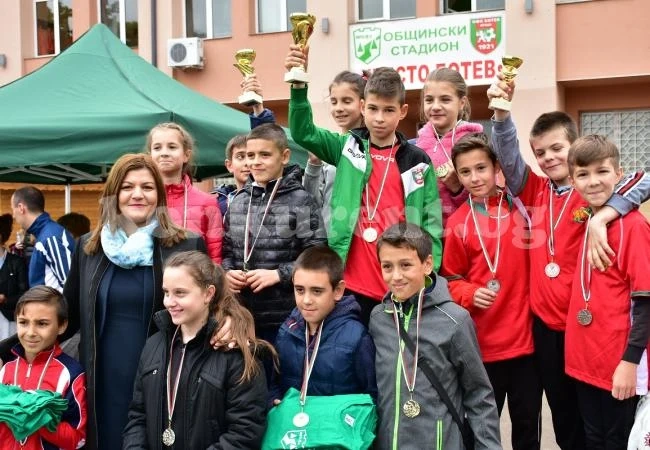 Наградиха призьорите в щафета за ученици
