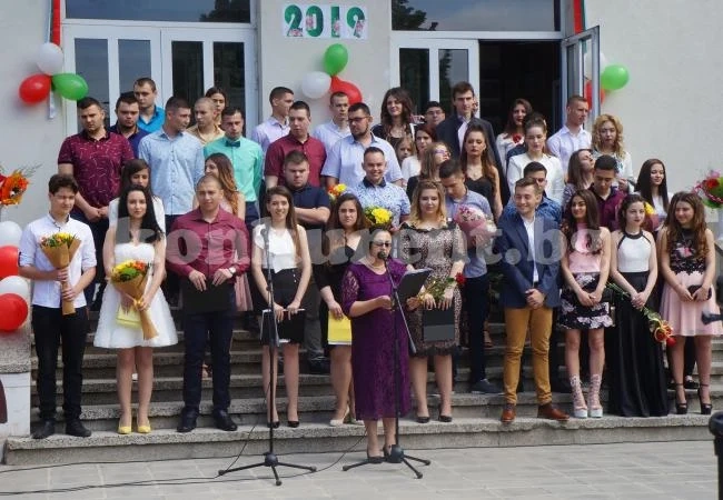 Абитуриенти напуснаха милото училище в Козлодуй СНИМКИ