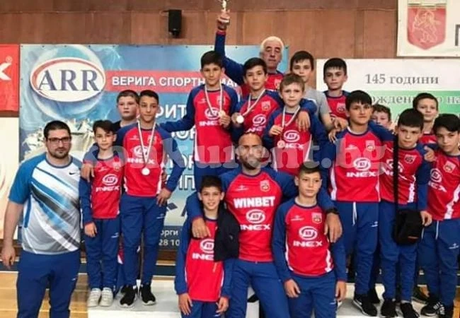 Трофей и 4 медала за Ботев 93 при децата