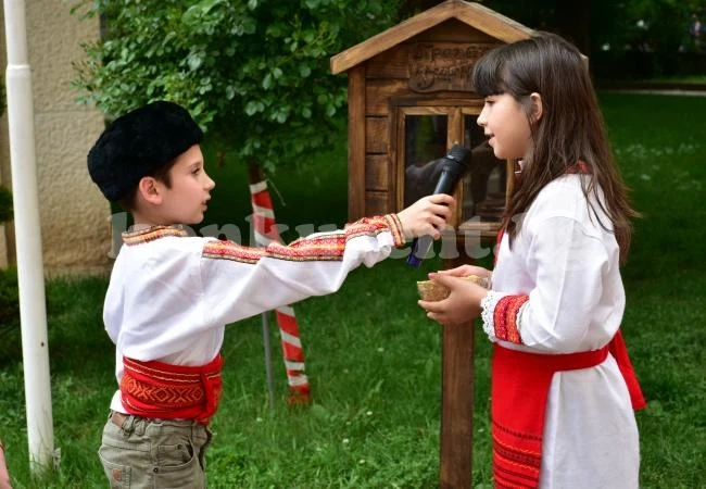 В СУ „Христо Ботев“ откриха зона за четене с къщичка за книги