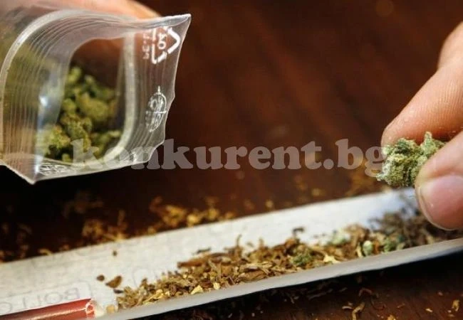 Спипаха двама от контингента с наркотици