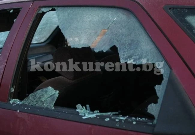 Разбиха и обраха лек автомобил