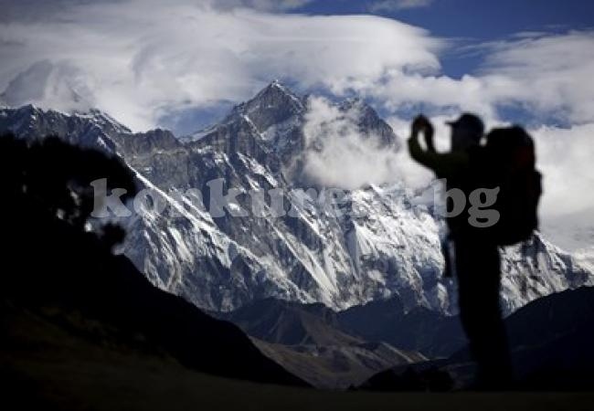 Двама загинаха в тълпа от алпинисти на Еверест (Видео)