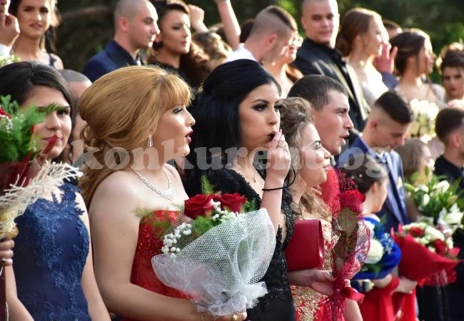 Море ли заля централния площад във Враца? Не, това са абитуриентите на СУ \