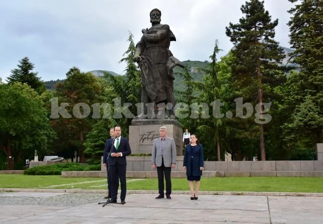 Откриха \
