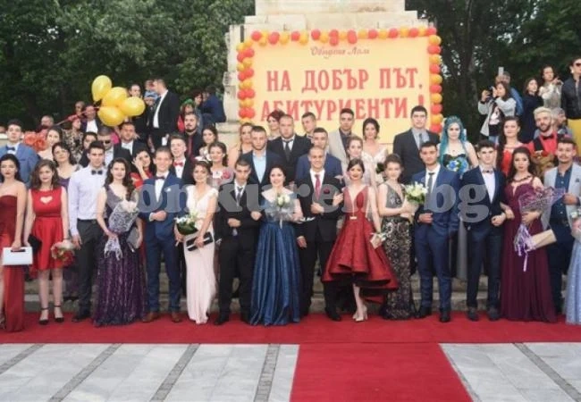 Червен килим за абитуриентите в...
