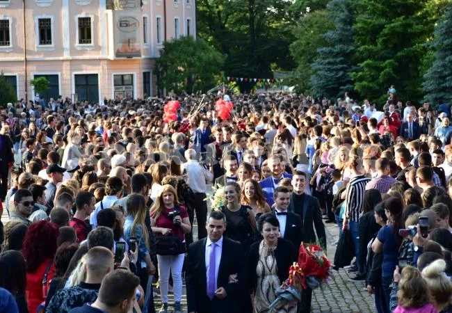 Математическата превзе Враца, вижте кой пее на абитуриентите в \