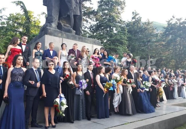 Езиковата гимназия във Враца изпрати абитуриентите си СНИМКИ