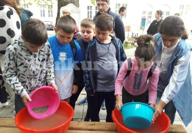 Десетки деца добиваха злато от речен пясък