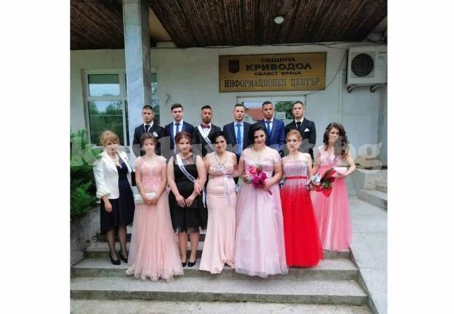 Абитуриенти от Криводол празнуват във Враца (СНИМКИ)