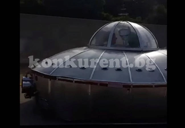 Шофьор срещна НЛО на пътя и го.... задмина (СНИМКИ/ВИДЕО)