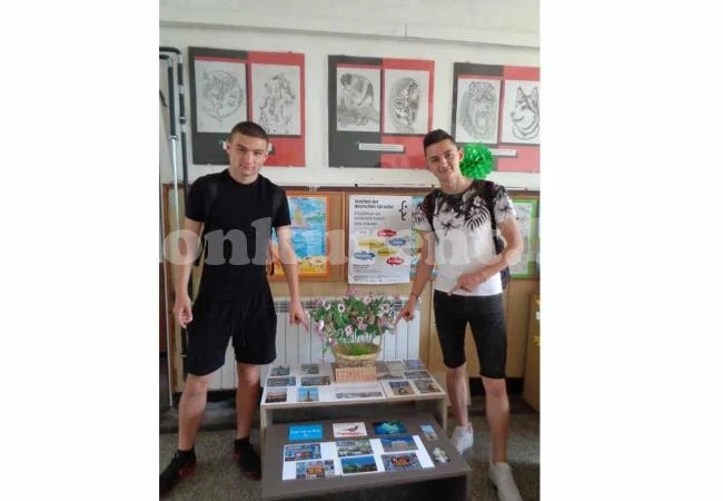 Ученици подредиха изложба с картички от Берлин (СНИМКИ)