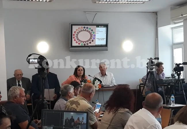 Скандал прекрати тържествена сесия в Мездра