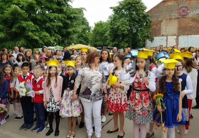 Училище „Св. Софроний Врачански“ тържествено закри юбилейната си учебна година