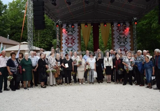На уникална церемония наградиха 30 семейства