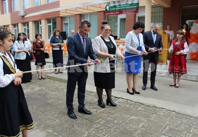 Празник в белослатинска гимназия СНИМКИ
