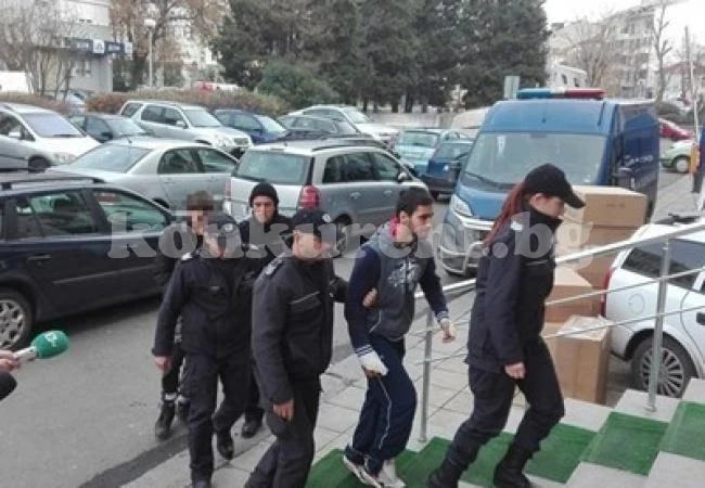 Ефективни присъди за двамата младежи, опитали да убият и ограбят таксиджия
