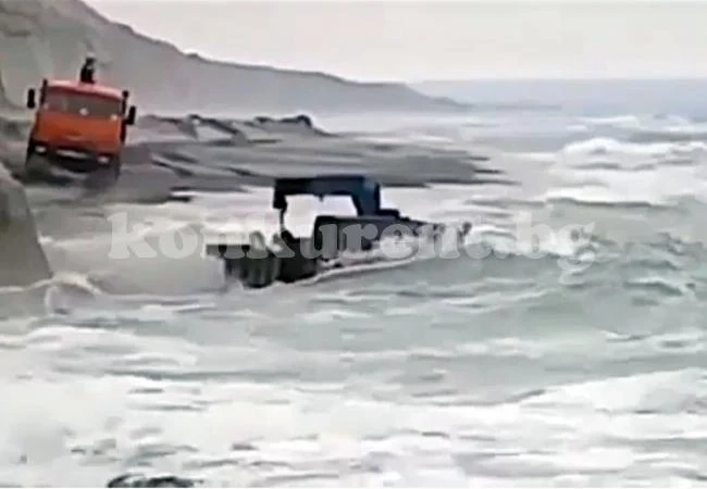 (ВИДЕО) Камиони КАМАЗ преминават през силна морска буря