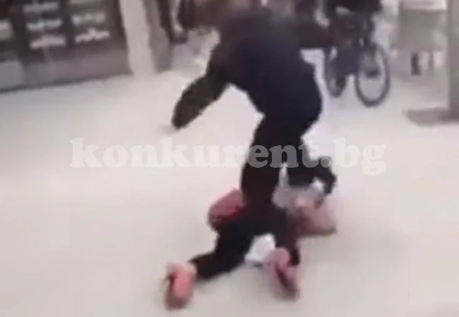 Мъж преби жена безпричинно с бокс - само защото е ромка ВИДЕО (18+)